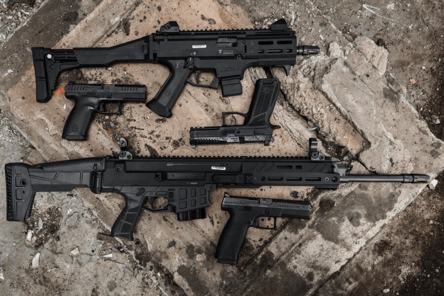 CZ Scorpion EVO 3 a pistole na betonových blocích během produktového focení