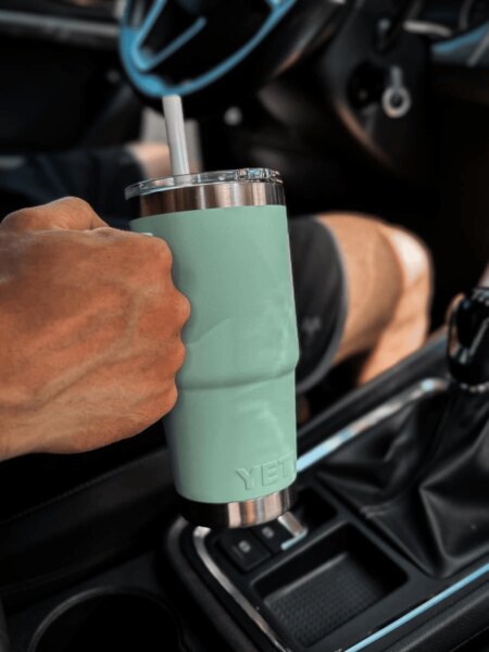 Termohrnek YETI Rambler v držáku auta během cestování