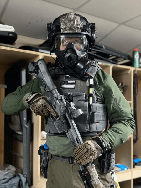 Příslušník zásahové jednotky vybavený helmou Busch PROtective, ochrannou maskou a taktickou výstrojí.