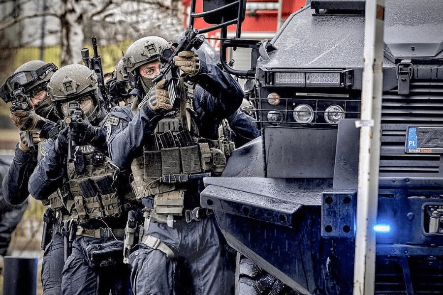 Příslušníci policejní zásahové jednotky vybavení helmami Busch PROtective během taktického zásahu.