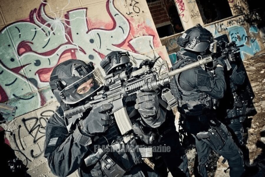 Členové taktické jednotky s balistickými helmami Busch PROtective během výcviku v zastavěném prostoru.