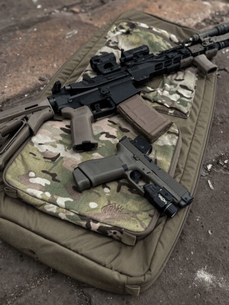 Batoh Helikon-Tex SBR Carrying se zbraněmi a střeleckým vybavením.