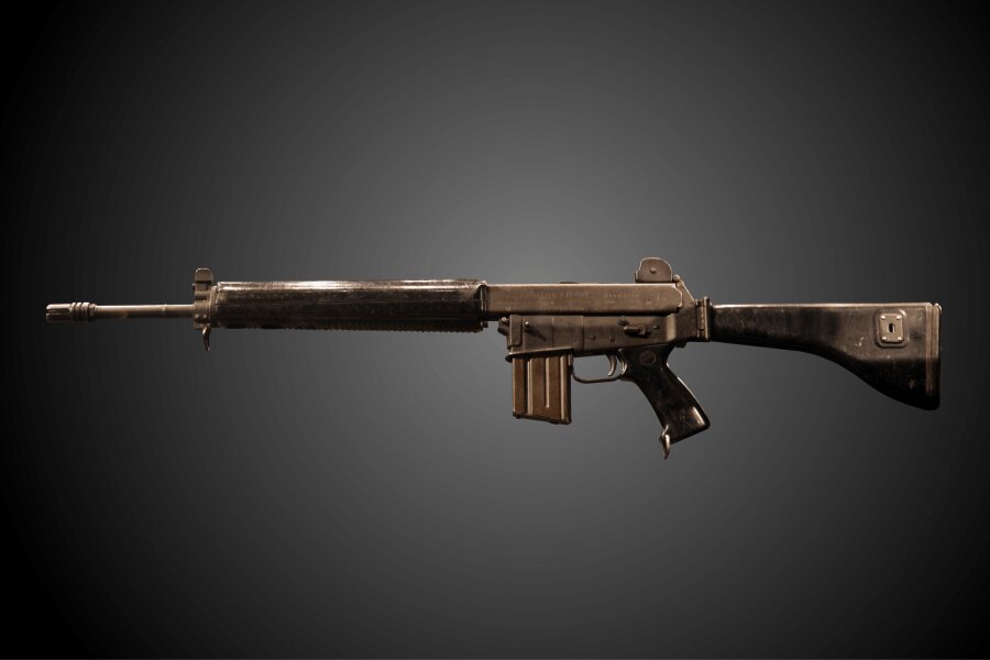 Puška ArmaLite AR-18 v bočním pohledu.