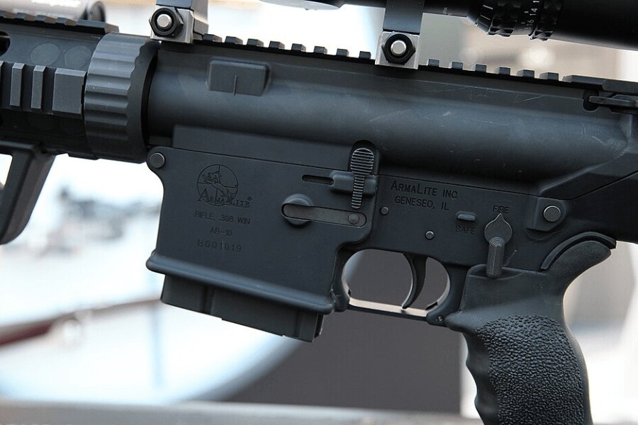 Detail spodního pouzdra závěru pušky ArmaLite AR-10.