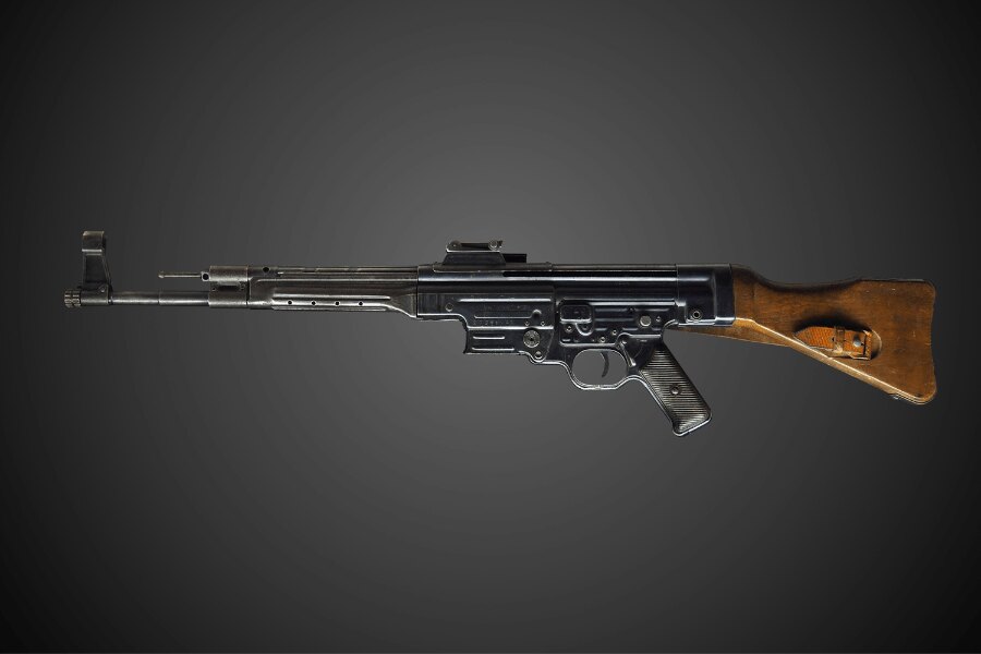 Německá útočná puška StG 44 v bočním pohledu.