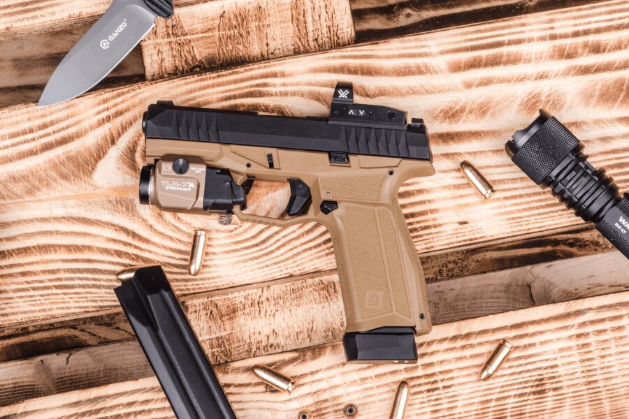 Pistole Arex Delta Gen.2 OR s kolimátorem Vortex Defender, zbraňovým světlem Streamlight TLR-7A a prodlouženou botkou zásobníku. Foto: Rigad