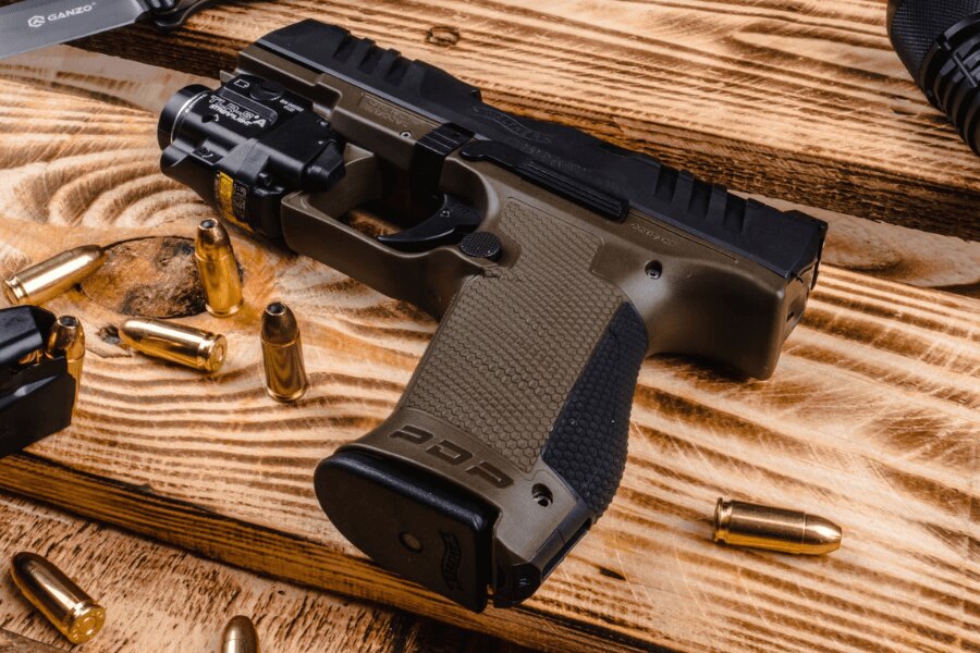 Pistole Walther PDP Compact s nalepenými gripy a zbraňovým světlem Streamlight TLR-7A.