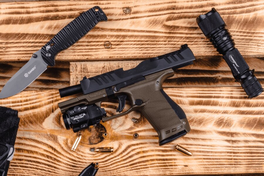 Rozebraná pistole Walther PDP Compact s prodlouženou hlavní se závitem a zbraňovým světlem.