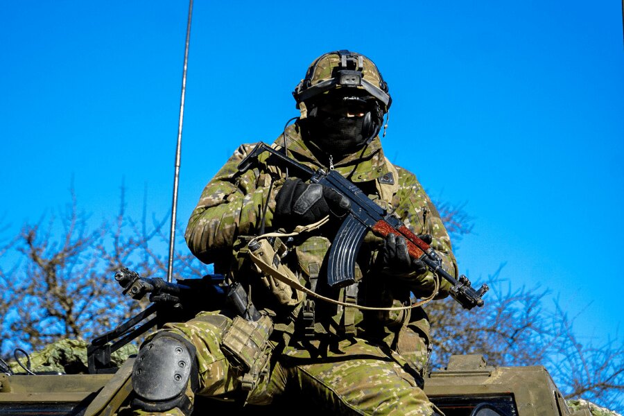 Voják se samopalem Sa vz. 58 během vojenského výcviku.
