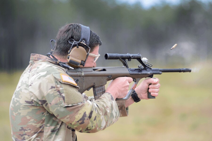 Voják se samonabíjecí puškou Steyr AUG během střeleckého výcviku.
