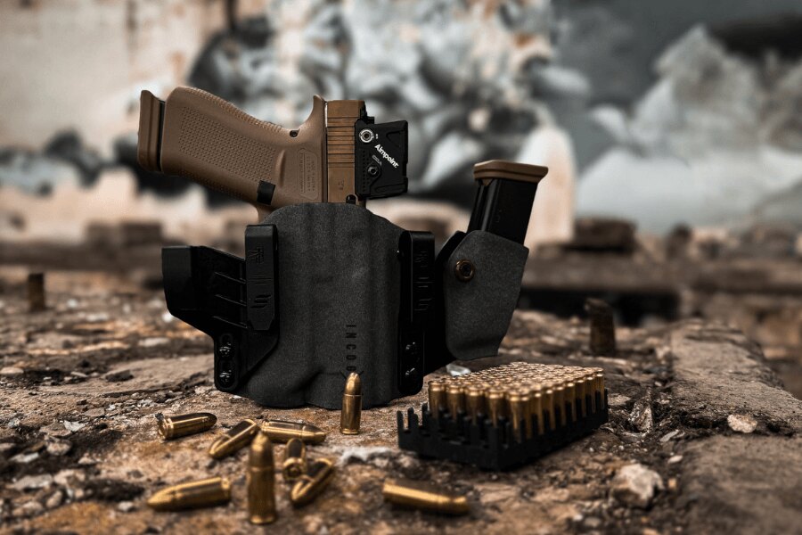 Pistole Glock v pouzdře Incog s náhradním zásobníkem a střelivem 9 × 19 mm.