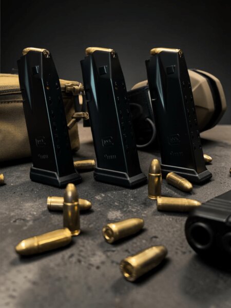 Tři pistolové zásobníky Glock a náboje ráže 9 × 19 mm.
