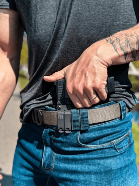 Tasení pistole z IWB pouzdra RH Holsters při skrytém nošení na appendixu.