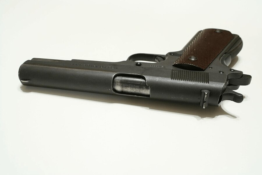 Historická pistole Colt M1911 vyrobená v roce 1917, pohled shora na závěr a rukojeť.