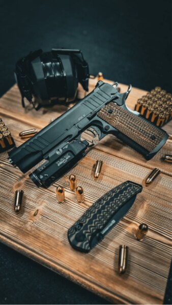 Pistole BUL 1911 EDC 5" v ráži .45 ACP se svítilnou Streamlight TLR-1 HL, střelivem a střeleckým vybavením.