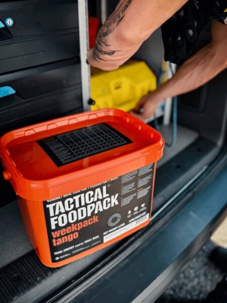 Zásoba jídla Tactical Foodpack uložená v zavazadlovém prostoru auta.