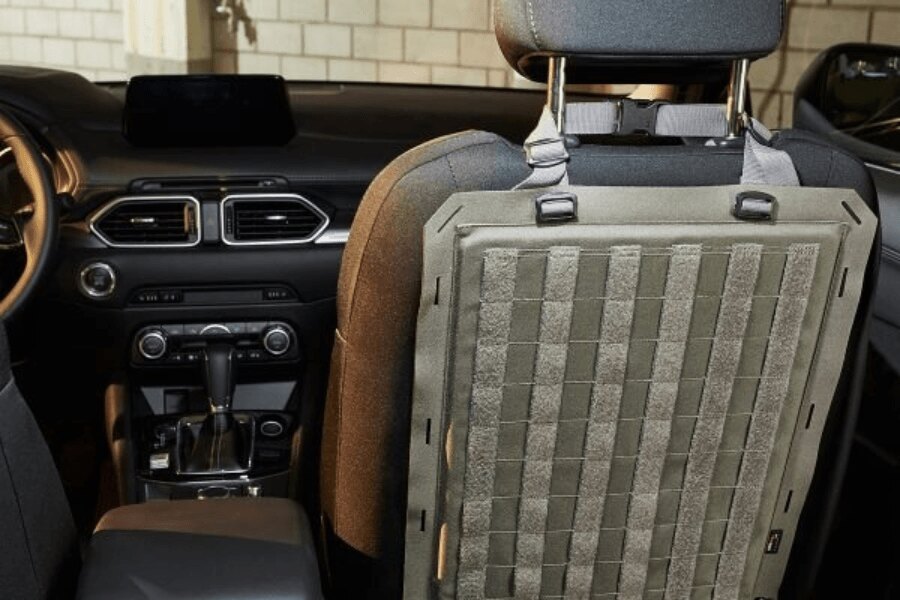 Taktický MOLLE panel TacVec Auto Front Seat Tasmanian Tiger upevněný na zadní straně sedadla auta.