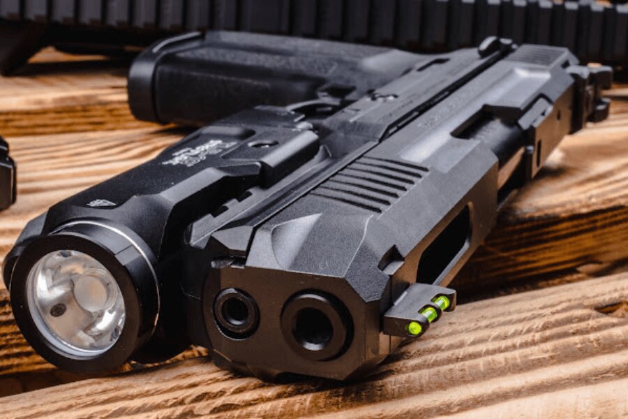 Detail zeleného světlovodného vlákna v mušce pistole Ruger-57 vybavené svítilnou.