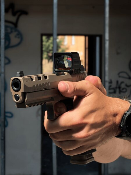 Čelní pohled na pistoli SIG Sauer P320 DH3 s otevřeným kolimátorem Holosun.