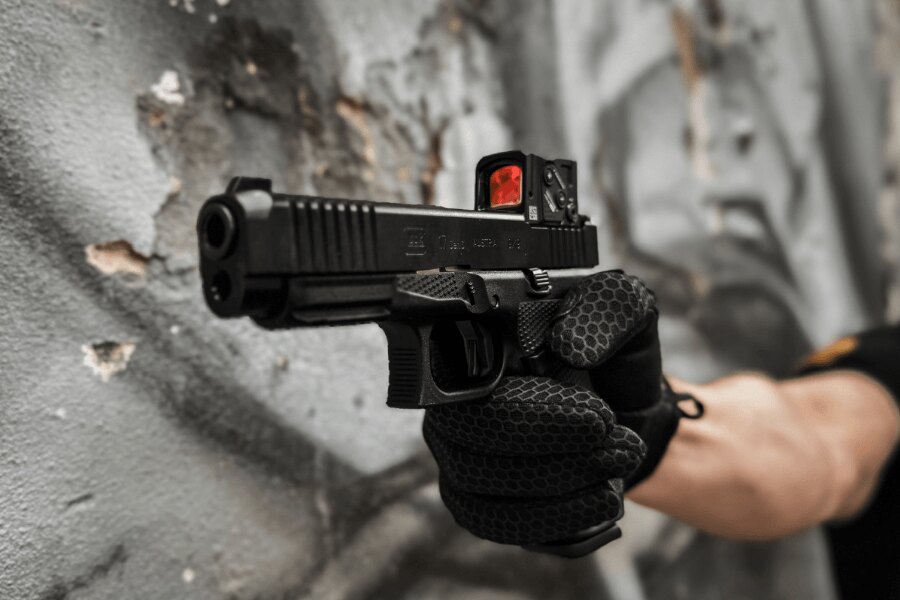 Míření pistolí Glock 17 vybavenou kolimátorem.