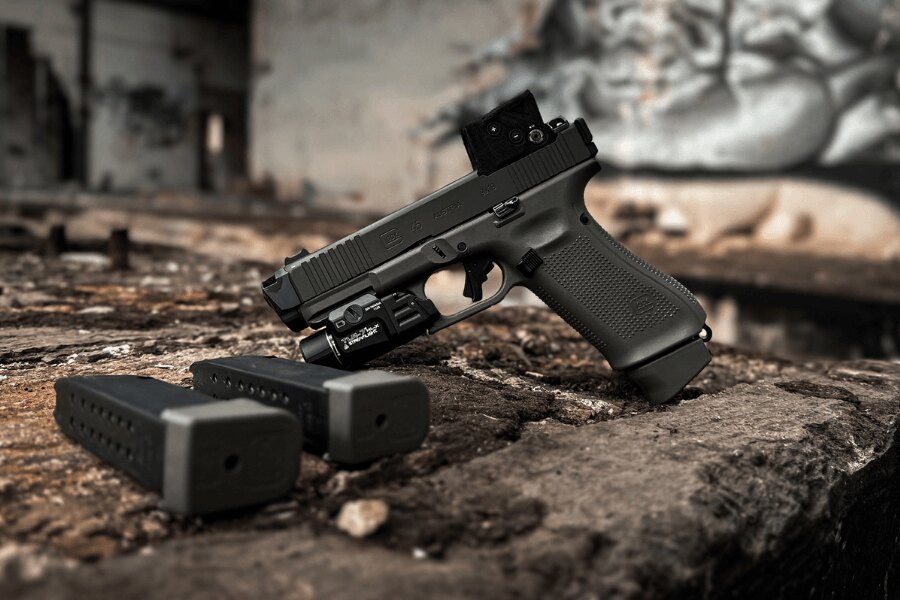 Pistole Glock 45 s kolimátorem, svítilnou a dvěma zásobníky.