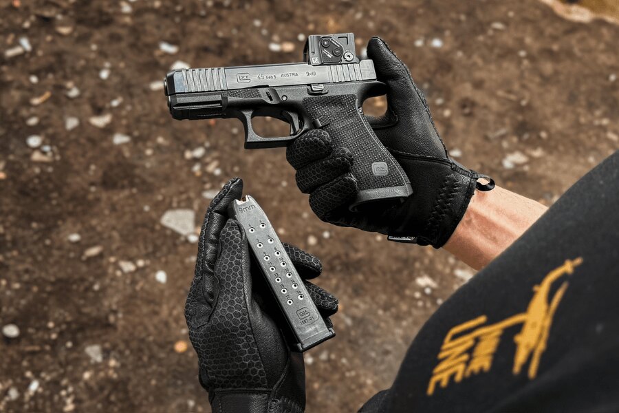 Nácvik přebíjení pistole Glock 45 s kolimátorem a náhradním zásobníkem.
