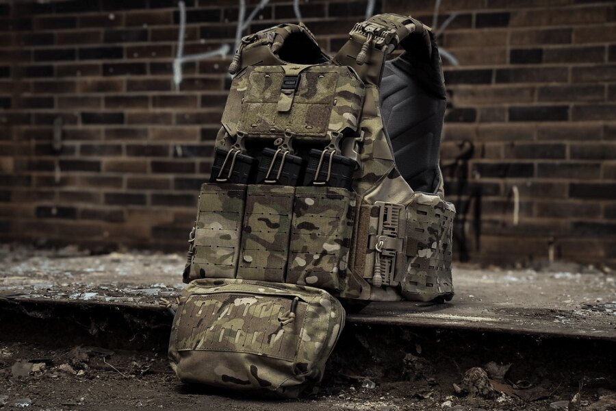 Nosič plátů Templar’s Gear CIBV3 4EL v barvě Multicam s předními sumkami a bočními ROC sponami.
