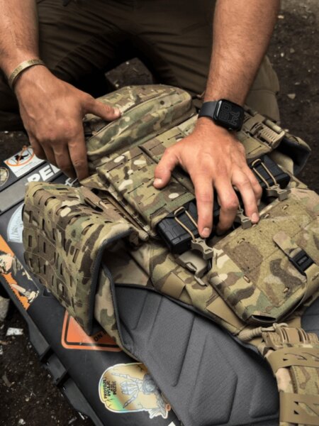 Detail manipulace s předním panelem nosiče plátů Templar’s Gear CIBV3 4EL.