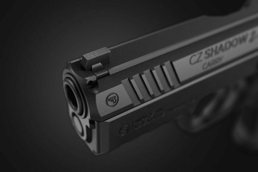 Detail ústí hlavně, mušky a předních natahovacích drážek pistole CZ Shadow 2 Carry.