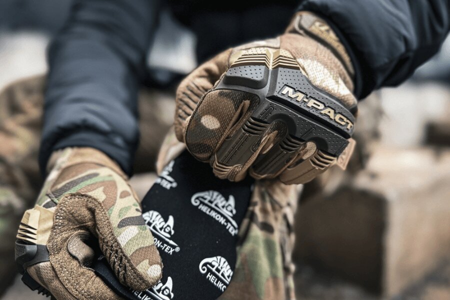 Detail taktických rukavic Mechanix M-Pact v provedení MultiCam při pevném sevření.