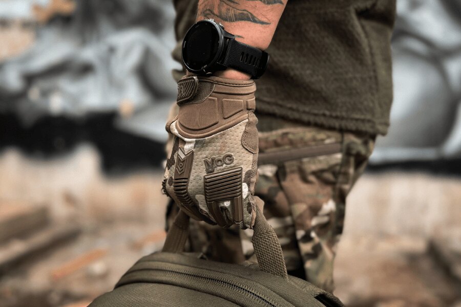 Detail manžety taktické rukavice MoG Frog 1.5 pod hodinkami při přenášení tašky.