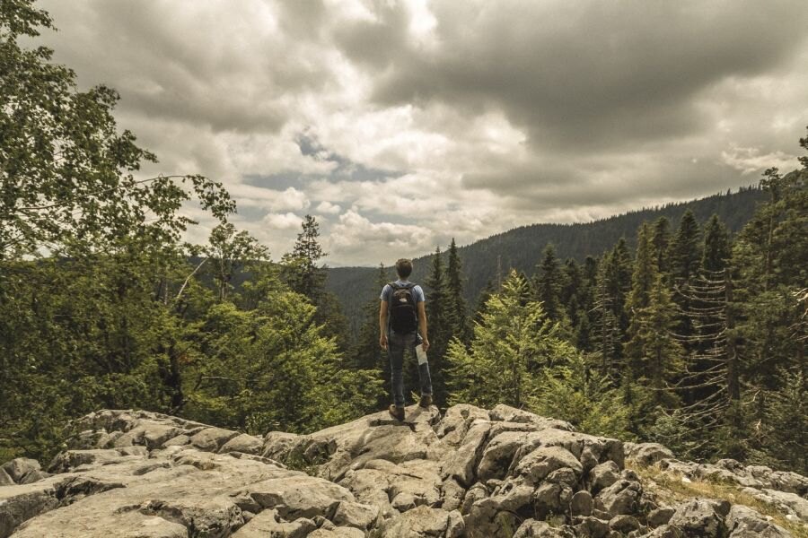 Turistika v horách s ideálním outdoorovým vybavením 