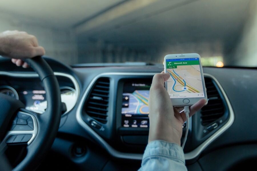 Jízda autem při používání navigace v autě a mobilu