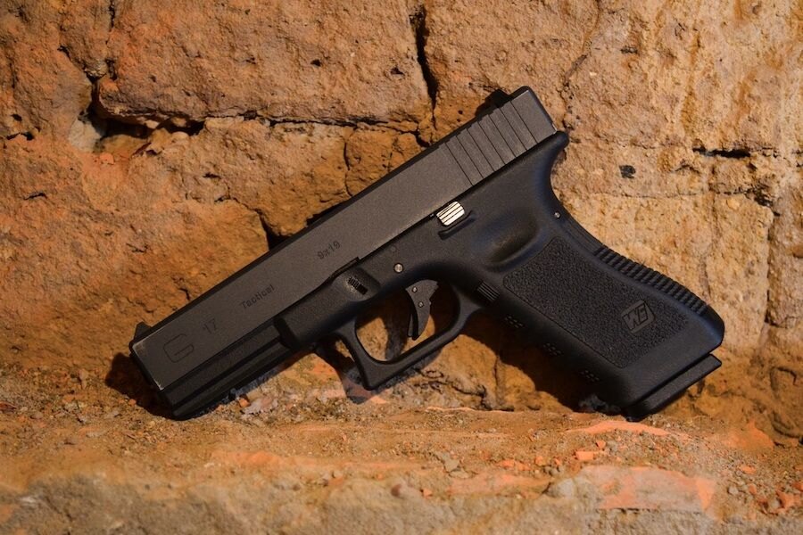 Pistol Glock 17 položená na kameni