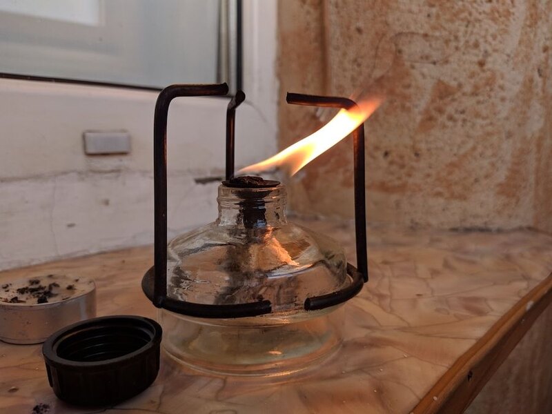 Hořící petrolejová lampa
