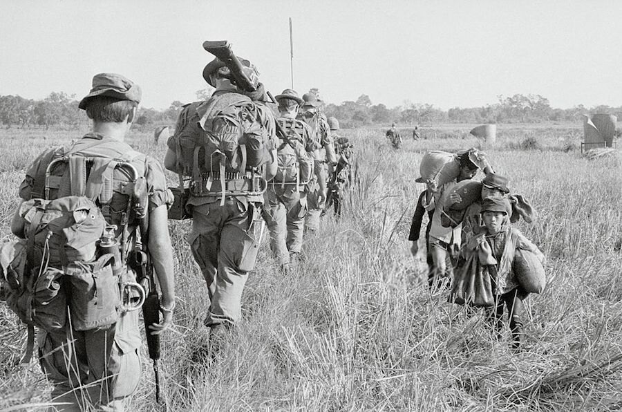 Američtí vojáci a vietnamští civilisté