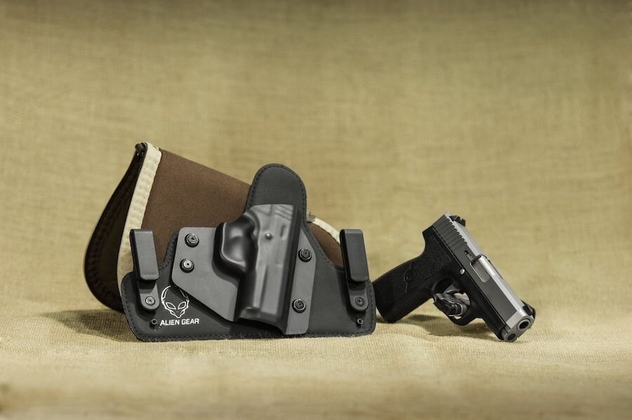 Pistol s opaskovým pouzdrem