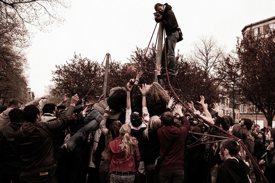 Fotograf fotící dav zombie