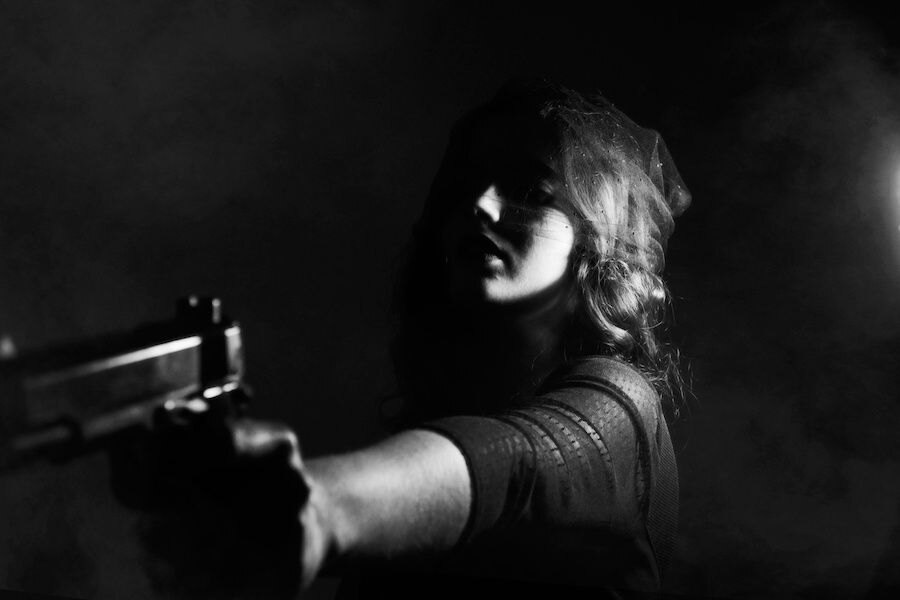Žena mířící pistolí