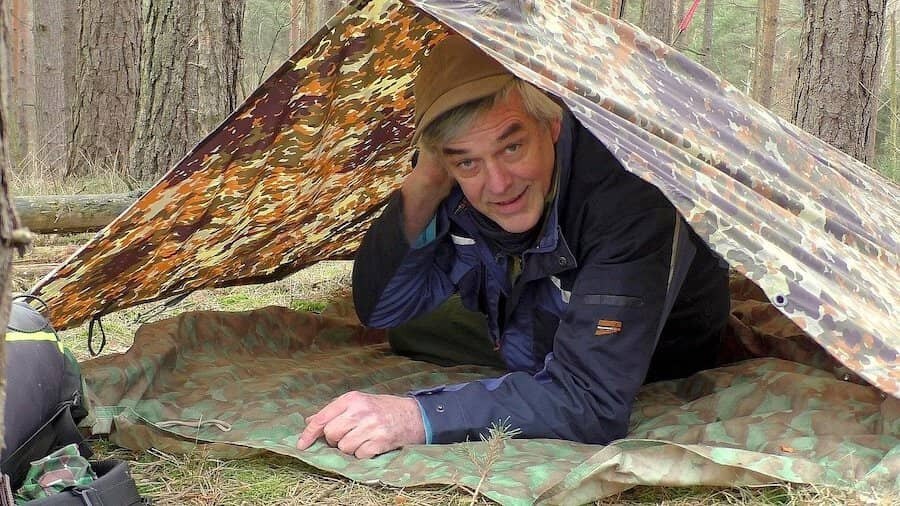 Tramp ležící pod celtou
