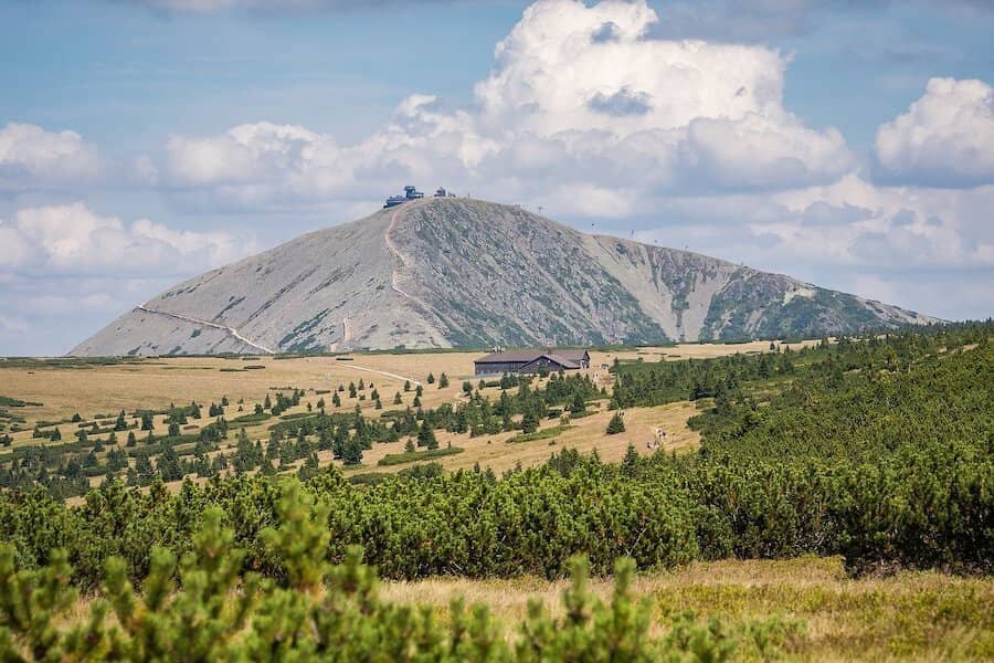 Krajina se Sněžkou v pozadí