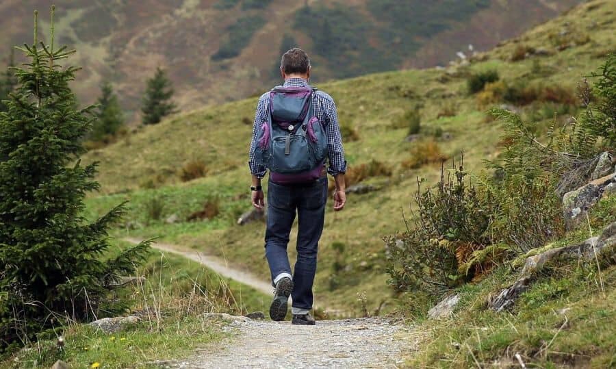Turista s batohem na procházce