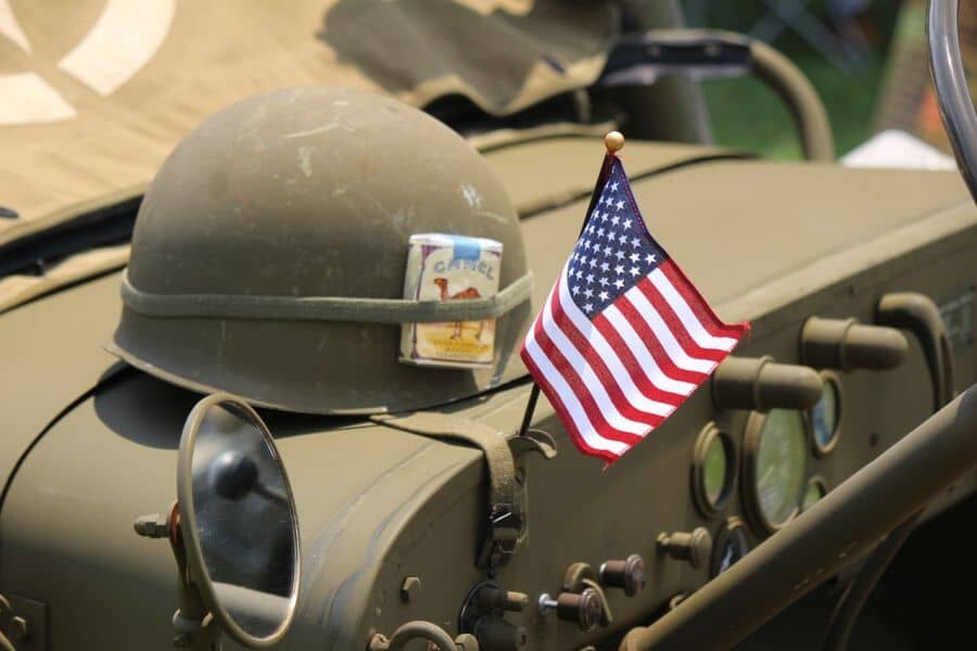 Helma MICH ležící na Americkém armádním džípu