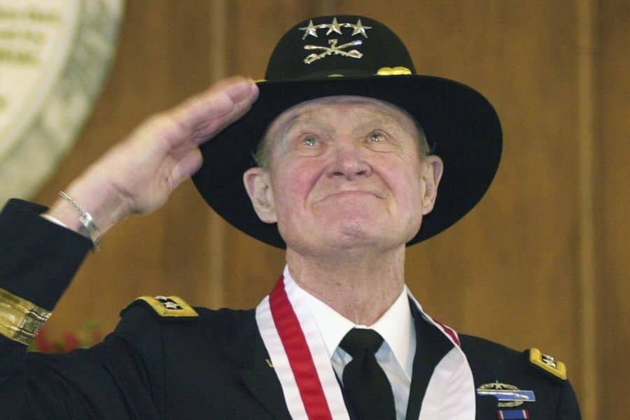 Salutující Hal Moore