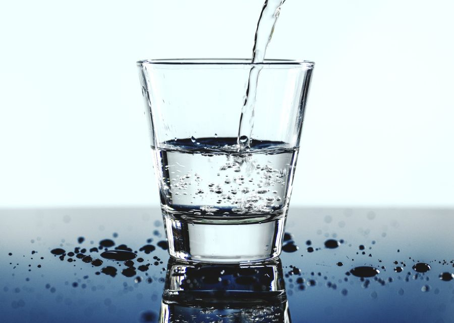 Sklenice čisté vody