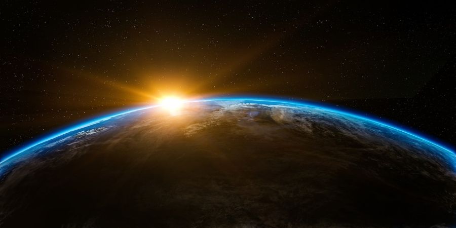 Východ slunce ve vesmíru za planetou Země