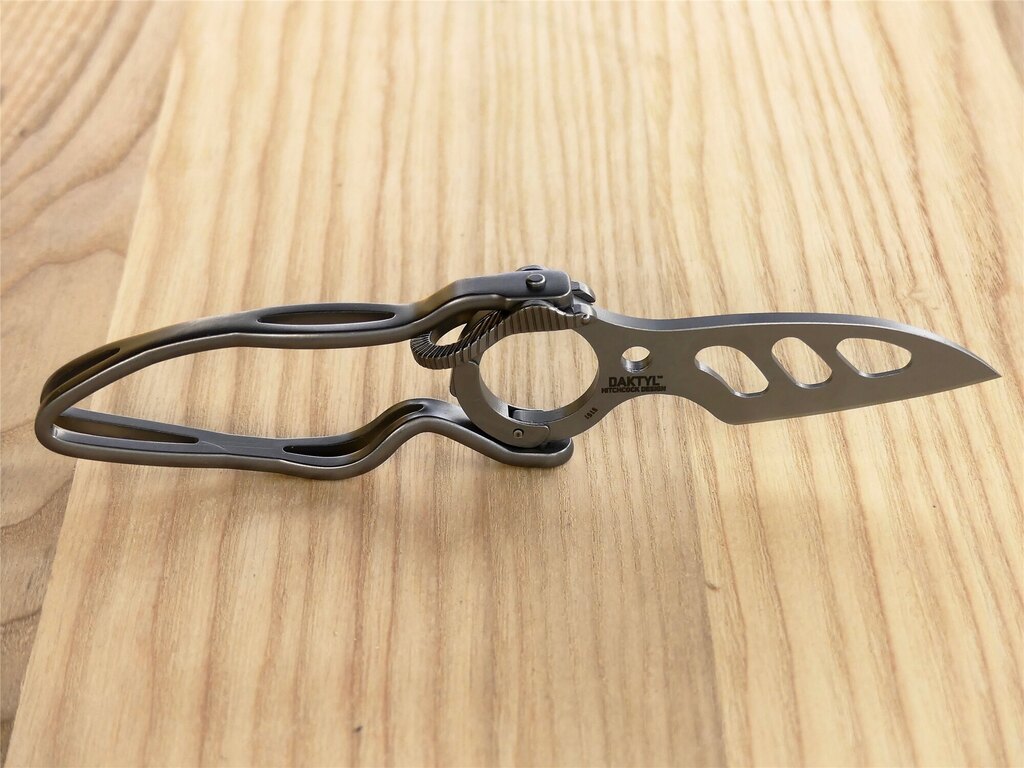 Zavírací nůž Daktyl™ CRKT® - stříbrný